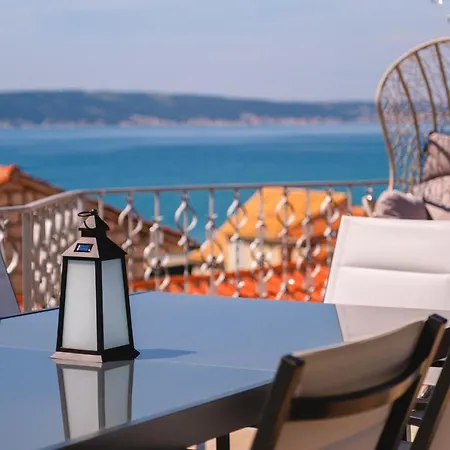 Aryjina Kuca, Duplex With Terrace Offering Sea And Mountain Views Apartman Kaštela
