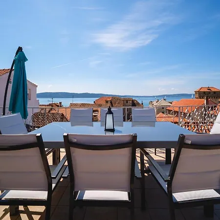 Aryjina Kuca, Duplex With Terrace Offering Sea And Mountain Views Apartman Kaštela