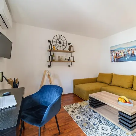 Aryjina Kuca, Duplex With Terrace Offering Sea And Mountain Views Kaštela