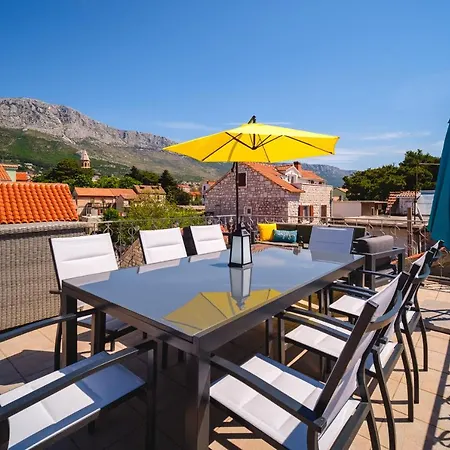 Aryjina Kuca, Duplex With Terrace Offering Sea And Mountain Views Apartman Kaštela